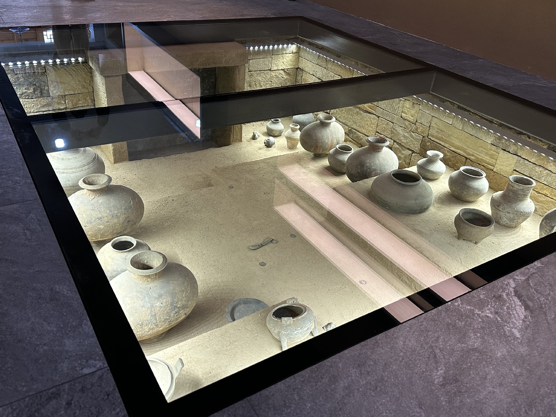 Ground-Embedded Niche Display Cases