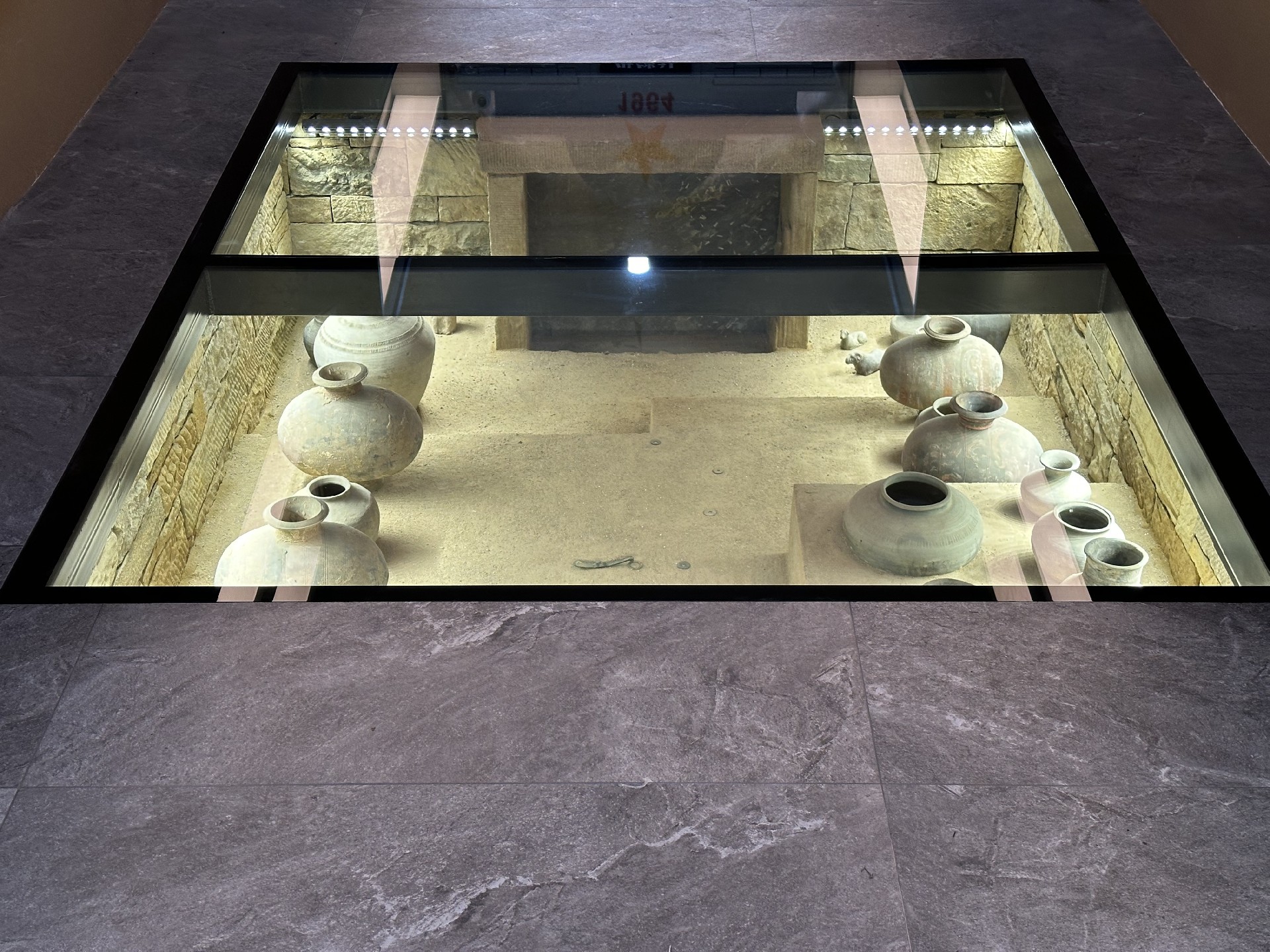 Ground-Embedded Niche Display Cases
