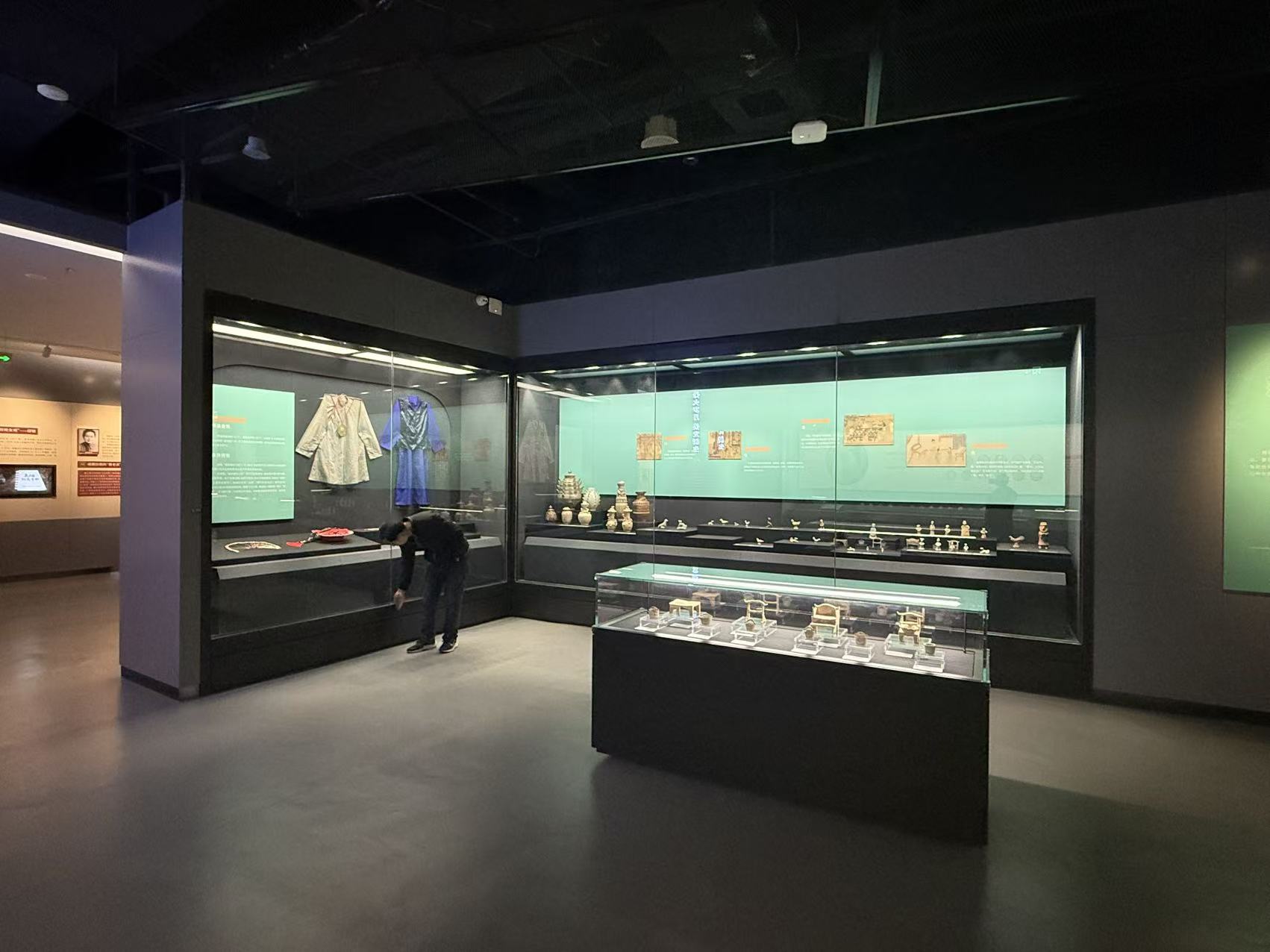 custom museum display cases