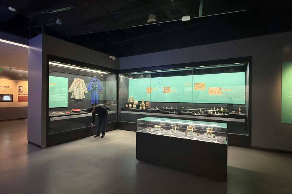 museum display cabinet supplier