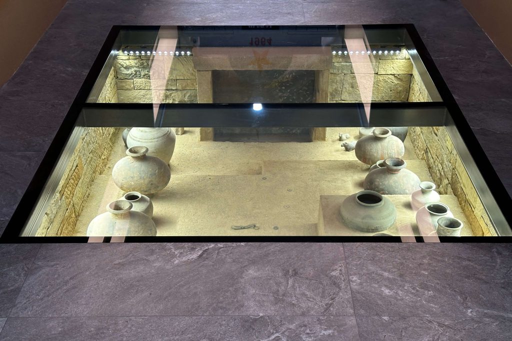 floor-embedded niche showcase design