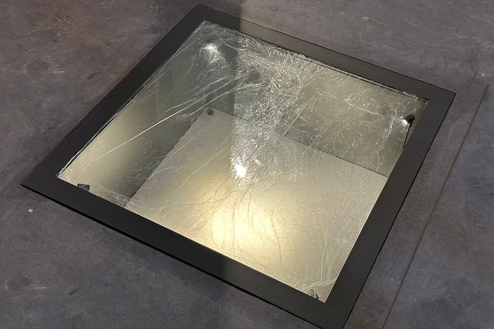 Ground-Embedded Niche Display Case