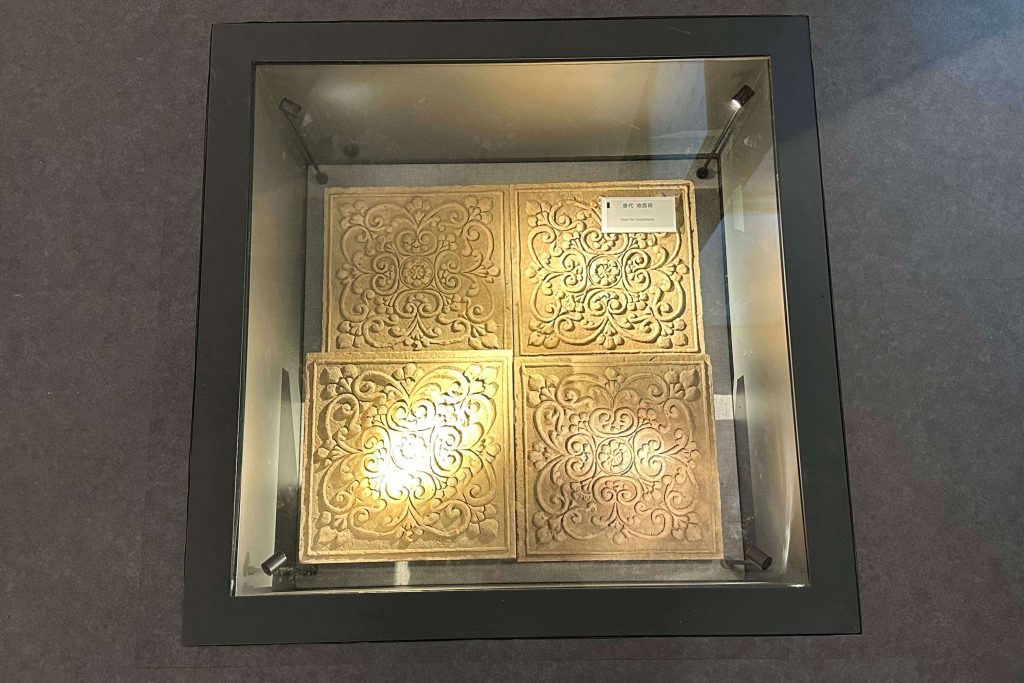 Ground-Embedded Niche Display Case