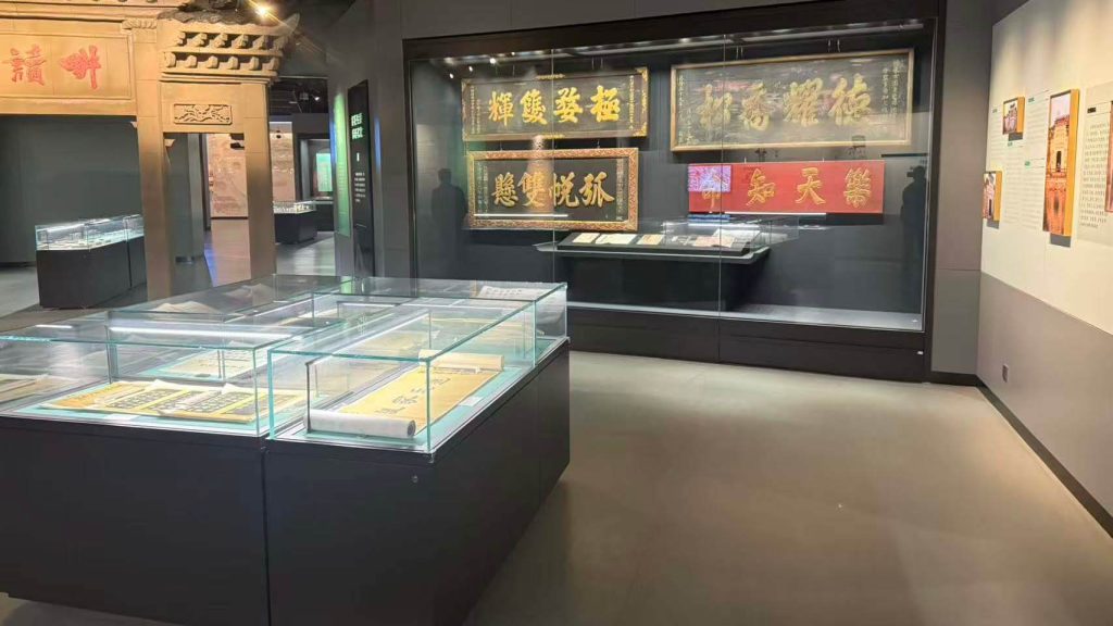 elementor image seo museum display case 5