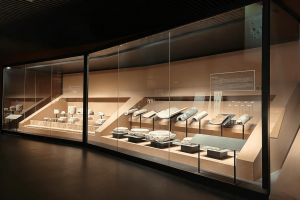 museum display case design
