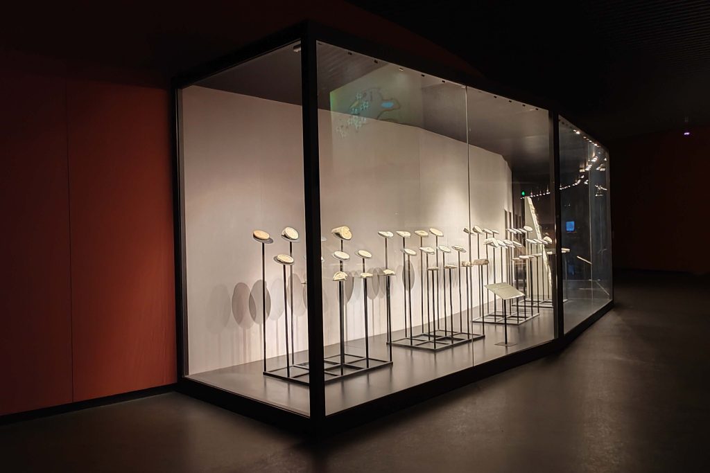 museum glass display cases