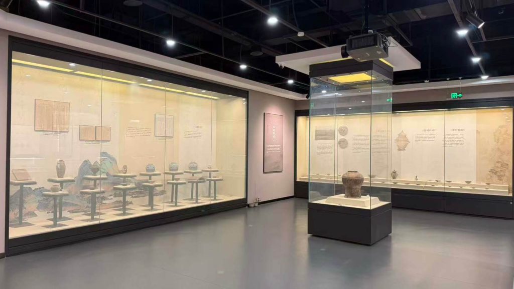 how to choose museum display case