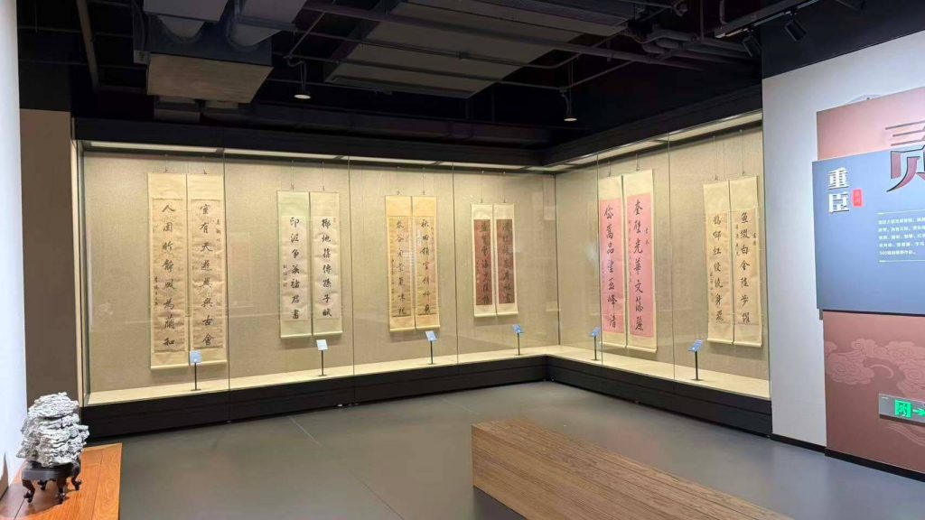 best display cases for museum exhibits