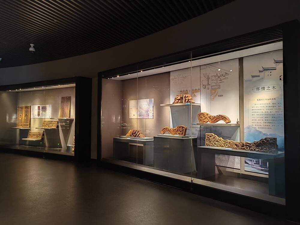 museum display case glass