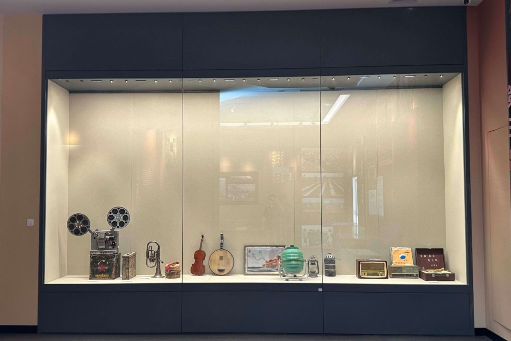 Low reflection glass display cabinet for artifacts