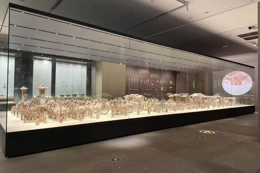custom museum showcase manufacturer