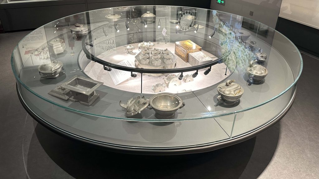360° circular museum display case