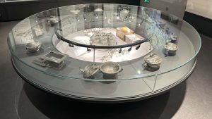 360° circular museum display case