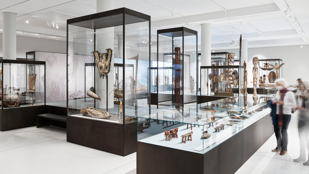 museum display case humidity control