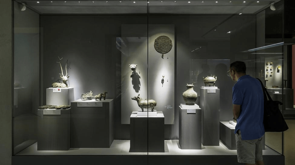 low-reflective glass display cases