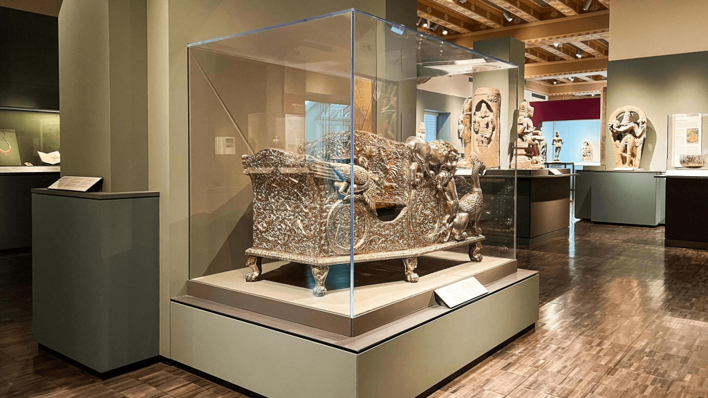 museum display case glass