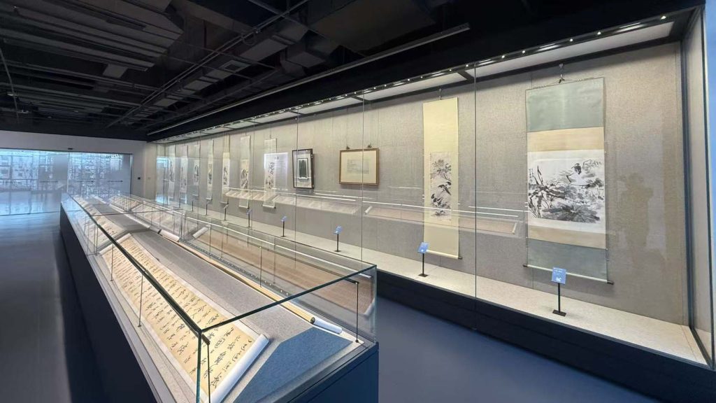 low reflection glass museum display case