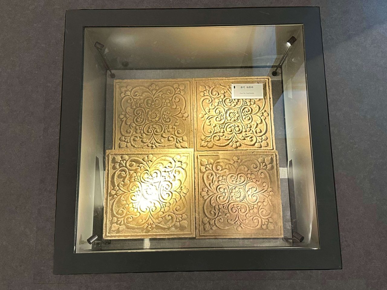 Ground-Embedded Niche Display Case