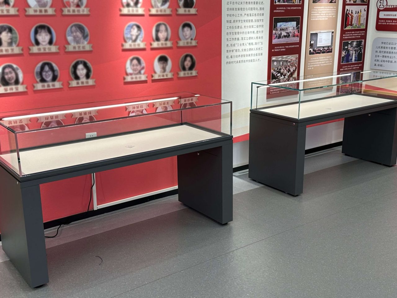 High-Capacity Table Top Display Case